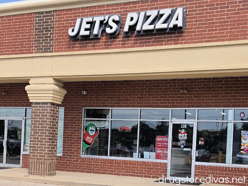The outside of a Jet's Pizza restaurant.