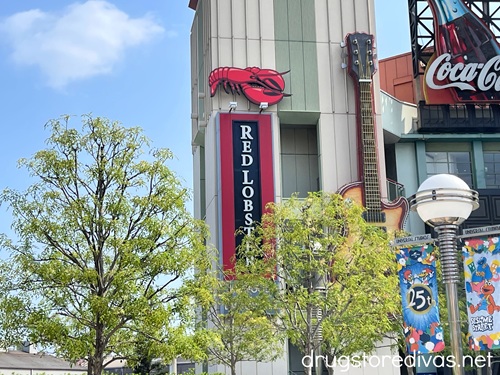 The outside of a Red Lobster restaurant.