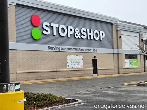 The outside of a Stop & Shop grocery store.