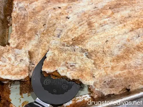 A spatula breaking apart pieces of churro saltine cracker toffee bark.