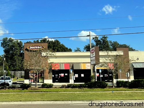 The outside of a Jasons Deli restaurant.