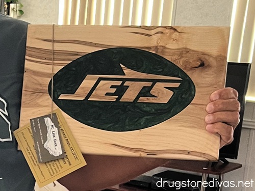 A cutting board with the New York Jets logo on it.