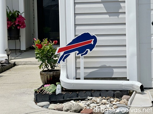 A Buffalo Bills yard sign in the front yard of a home.