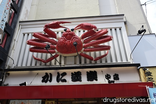 A large animatronic crab above a restaurant called Kani Doraku in Dotonbori Japan.