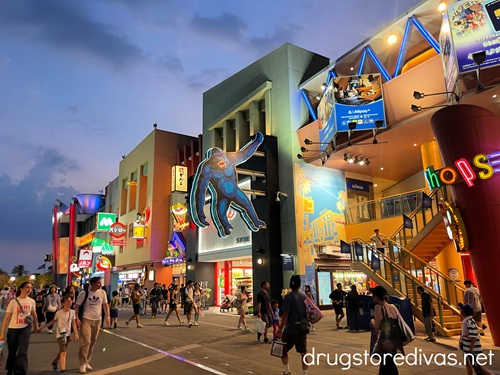 King Kong hanging off a building at Universal Citywalk Osaka.