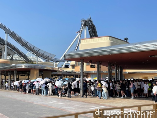 The line to get into Universal Studios Japan.