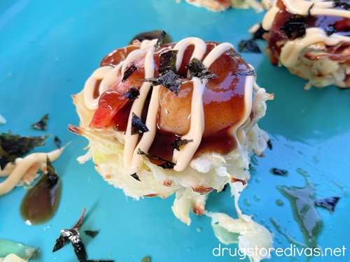 Mini okonomiyaki with shrimp on a blue tray.