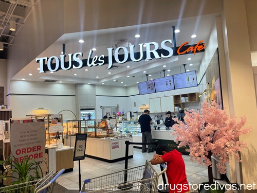 The outside of a Tous Les Jours location.